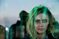 Suburra – Viola (Greta Scarano) ist von ihrem Freund verprügelt worden, als Strafe für ihre Eigenmächtigkeit, die Anacletis anzugreifen.