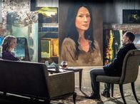 Elementary – Holmes (Jonny Lee Miller, r.) ist schockiert, als er sieht, dass Moriarty (Natalie Dormer, l.) im Gefängnis ein Gemälde von Watson geschaffen hat, das ihr perfekt gleicht ...