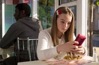 Jamie Johnson – Indira (Millie Gibson) setzt sich für ihren Freund Boggy ein.