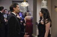 2 Broke Girls – Auf der Gala angekommen, schafft es Max (Kat Dennings, r.), Johnny (Nick Zano, l.) endgültig abzuservieren ...