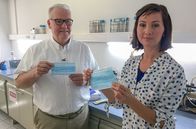 X:enius – Moderatorin Emilie Langlade in Berlin den Facharzt Prof. Dr. Klaus-Dieter Zastrow.