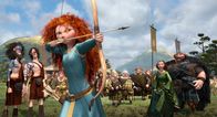 Merida - Legende der Highlands – Um einen passenden Gatten für ihre aufmüpfige Tochter Merida (vorne) zu finden, organisiert das schottische Königspaar (r.) Highland-Games.