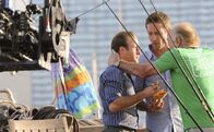 Hawaii Five-0 – moderator Bobby Raines Opfer eines Bombenanschlags. Steve (Alex O'Loughlin, M.) und Danny (Scott Caan, l.) machen sich auf die Suche nach dem Täter und bekommen dabei Hilfe von dem New Yorker Ex-Cop Tony (James Caan, r.) ...