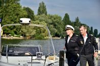 WaPo Bodensee – Nele Fehrenbach (Floriane Daniel, l.) und ihr Kollege Andreas Rambach (Ole Puppe, r.) im Einsatz.