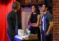 Navy CIS: L.A. – Um einen neuen Fall lösen zu können, müssen Kensi (Daniela Ruah) als Tänzerin und Deeks (Eric Christian Olsen, l.) als Toiletten-Mann undercover ermitteln. Doch wird ihnen Perez (George Akram, r.) auf die Schliche kommen?