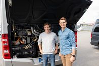Checker Tobi – Tobi (links) und Produktmanager Daniel vor einem Elektro-Stadtbus.