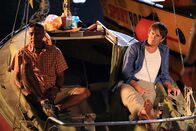 Death in Paradise – Dwayne Myers (Danny John-Jules, l.) und Humphrey (Kris Marshall, r.) entspannen beim Feierabend-Bier auf Humphreys neuem Boot.