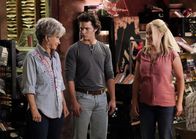 Young Sheldon – (v.l.n.r.) Connie "Meemaw" Tucker (Annie Potts); Georgie Cooper (Montana Jordan); Mandy (Emily Osment)