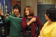 The Middle – Weil Axl (Charlie McDermott, l.) ständig seine Stinkesocken liegen lässt, verhängt Mike mit der Unterstützung von Frankie (Patricia Heaton, M.) eine ziemlich heftige Strafe ...