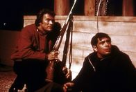 Dirty Harry – Als der Killer ein 14-jähriges Mädchen entführt, können Kriminalkommissar Harry Callahan (Clint Eastwood, l.) und sein Partner Chico (Reni Santoni, r.) ihn bei der Lösegeldübergabe stellen. Doch aus Mangel an Beweisen wird der Mörder wieder freigelassen - und das soll sich bitter rächen ...
