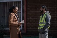 The Bay – Am Hafen befragt DS Jenn Townsend (Marsha Thomason) den Onkel des Opfers, Kareem Riaz (Ash Tandon). Dabei ist sie zunächst skeptisch, was seine Aussage angeht.