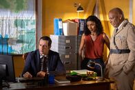 Death in Paradise – Je länger sich DI Parker (Ralf Little, l.), Camille Bordey (Sara Martins, M.) und Commissioner Patterson (Don Warrington, r.) mit dem Fall beschäftigen, desto klarer wird ihnen, dass das Opfer in seiner Vergangenheit ein dunkles Geheimnis verbirgt. Und alles scheint mit dem mysteriösen A.S. zusammenzuhängen.