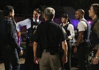 Criminal Minds – Rasch ist dem BAU-Team klar ist, dass es inszenierte Unfälle sind, bei denen ein Mord vertuscht werden soll. Das Profil und die Vorgehensweise deutet auf einen Mann hin, der viel Zeit und Ruhe hat, seine Opfer zu quälen und zu vergewaltigen. Rossi (Joe Mantegna, l.) Hotch (Thomas Gibson, 2.v.l.), Prentiss (Paget Brewster, 3.v.r.), Reid (Matthew Gray Gubler, r.) und Derek (Shemar Moore, 2.v.r.) machen sich auf die Suche nach dem grausamen Täter ...