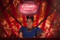 American Horror Story – Dandy ist sich sicher, dass Suzi (Rose Siggins) und die anderen Freaks einfach nicht mehr interessant genug sind und darum keine Gäste mehr kommen. Doch mit seinen Änderungsvorschlägen sind die Freaks ganz und gar nicht einverstanden ...