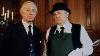 Inspector Barnaby – Der steife Diplomat Anthony Talbot (Jeremy Child, l.) und der Hausmeister der Schule, Ludlow (Peter Wight, r.), sind dem Devingtoner Pudding-Club schon lange Jahre treu.
