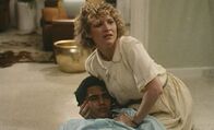 Delta Force 2 - The Colombian Connection – Aus Rache tötet Ramon Bobbys Frau Rita (Ruth de Sosa) und einen Jungen.