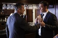 Navy CIS – Senator Thomas Bransfield (Matt McCoy, l.) bekommt E-Mails mit Geldforderungen von Special Agent Anthony DiNozzo (Michael Weatherly, r.). Als Tony davon erfährt, ist er perplex und versucht, dies aufzuklären. Aber keine leichte Aufgabe, da gleich mehrere unbekannten Täter seine Identität verwenden ...