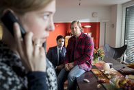 Der letzte Bulle – Schnell wird Mick (Henning Baum, r.) und Andreas (Maximilian Grill, M.) klar, dass Ina Richter (Doris Schefer, l.) etwas zu verbergen versucht ...