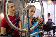 Premium Rush – Überaus begabte Fahrradfahrer und selbstmörderische Spinner, die bei jeder Tour ihr Leben verlieren können: die Fahrradkuriere Wilee (Joseph Gordon-Levitt, l.) und Vanessa (Dania Ramirez, r.) ...