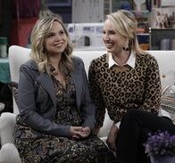 Last Man Standing – Kristin Baxter (Amanda Fuller, l.); Mandy Baxter (Molly McCook, r.)
