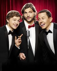 Two and a Half Men – (9. Staffel) - Zwei Männer und eine halbe Portion: Walden Schmidt (Ashton Kutcher, M.), Alan (Jon Cryer, r.) und Jake Harper (August T. Jones, l.) ...