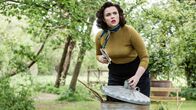 Father Brown – Bunty (Emer Kenny) erinnert sich, dass Alec Frobisher (Sam Callis), einen Teil des Gemeindebriefes in die Mülltonne geworfen hat. Nun holt sie für die weiteren Ermittlungen den Gemeindebrief aus der Mülltonne heraus.