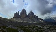 Die Dolomiten - Im Garten der Helden – Diese drei markanten Felstürme gehören zu den bekanntesten Gesteinsformationen der Dolomiten. Die Große Zinne (Mitte) überragt mit 2999 m die beiden anderen Zinnen. Weitere Fotos erhalten Sie auf Anfrage.