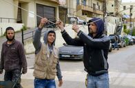 Libanon - Ein Land als Geisel – Versöhnungsprojekt: Ehemals verfeindete Kämpfer reparieren gemeinsam Stromleitungen in der Syrien-Straße in Tripoli im Norden des Landes.