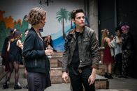 Counterpart – Greta (Liv Lisa Fries, l.); Baldwin (Sara Serraiocco, r.)