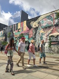 Verrückt nach Meer – Rio de Janeiro in Brasilien. Die Reiseleiterin Dörte Gebauer (3. von links) und Gästebetreuer Bernd Wallisch (2. von links) mit ihren Guides Lasse und Lais auf dem Weg zum Mercadao de Madureira in Rio de Janeiro.