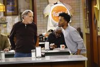 Superior Donuts – Arthur (Judd Hirsch, l.); Franco (Jermaine Fowler, r.)