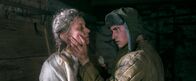 Irgendwer – Anatolij (Tigran Petrosyan) packt Greta (Fabienne Haller).