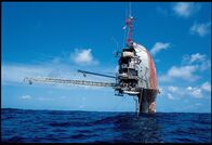 Moderne Wunder – Die R/P-FLIP (Floating Instrument Platform) ist ein Hochsee-Forschungsschiff, um Informationen über Wellenhöhe, akustische Signale, Temperatur, Dichte und meteorologische Daten zu sammeln...