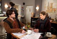 Rote Rosen – ARD ROTE ROSEN FOLGE 1926 Uhr im ERSTEN. Theo (Frederic Böhle, l. mit Komparse) muss eine herbe Enttäuschung wegstecken. Frauke (Annekathrin Bach, r.) kann mit seinem Liebesgeständnis nicht umgehen und macht Schluß…