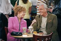Two and a Half Men – Evelyn (Holland Taylor, l.), die Mutter von Charlie und Alan, hat wieder einmal einen neuen Liebhaber (Robert Wagner, r.) ...