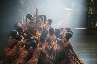 Babylon Berlin – Die Tänzerinnen proben am Set von "Dämonen der Leidenschaft" in den Babelsberger Filmstudios.