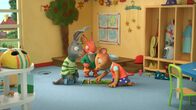 Pip und Posy – Jamila ist ein Fan des Brettspiels "Das Große Käferrennen".
