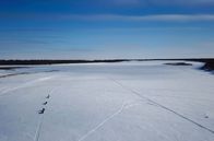 Misshandelt und umerzogen - Kanadas First Nations – Offiziell hat die herrschende Klasse das Gebiet der Gemeinde Fort Albany im Norden von Ontario als Reservat gekennzeichnet, für Edmund Metatawabin ist es das Land seines Großvaters.