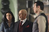 Castle – Rachel Walters (Navi Rawat, l.), Rupert Bentley (Erick Avari, M.) und Stanford Raynes (Currie Graham, r.) können nicht fassen, dass der stellvertretende Kurator des Historischen Museums von New York tatsächlich ermordet wurde.
