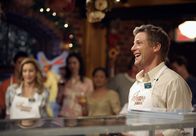 Desperate Housewives – Die Eröffnung ist ein voller Erfolg: Tom (Doug Savant, r.) ist gerührt, dass sich alle versammelt haben und dankt vor allem Lynette (Felicity Huffman, l.), dass sie ihn so tatkräftig unterstützt hat.