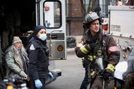 Chicago Fire – Beobachten die Explosion aus der Ferne: Adriyan Rae als Gianna Mackey, Taylor Kinney als Kelly Severide