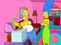 Die Simpsons – Marge kann es nicht fassen: Aus Sicherheitsgründen hat Homer das Telefon in Beton gegossen und muss die Tastatur nun mit einer Möhre bedienen.