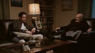 Bupkis – Opa Joe Larocca (Joe Pesci, r.) bespricht mit Pete (Pete Davidson, l.), dass die Dreharbeiten für Pete nicht gut gelaufen sind und er sein Leben anders meistern soll. Dass er von den Drogen weg muss und endlich einen neuen Entzug starten soll.