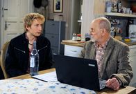 Rote Rosen – ARD ROTE ROSEN FOLGE 1279 Uhr im ERSTEN. Alfred (Rolf Nagel, r.) möchte für Mick (Tobias Rosen, l.) dessen Turnierplanung übernehmen.