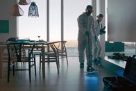 Lava – Marín (Maria Ellingsen) und ihr Kollege Ólafur (Ragnar Jónsson) bei der Spurensuche im Haus des Finanzmoguls.