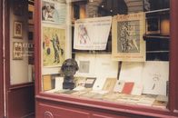 Paris Calligrammes – Schaufenster der Librairie Calligrammes. Die Librairie Calligrammes von Fritz Picard war noch in den 1960er Jahren Treffpunkt für deutsche Exilanten und Künstler, die in Paris lebten oder die Stadt besuchten. Ulrike Ottinger knüpfte hier in ihren Pariser Jahren zahlreiche für sie wichtige Bekanntschaften.