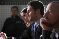 Dimitrios Schulze – Dimitrios Schulze ist Anwalt in Mannheim. (Adam Bousdoukos mit Liane Forestieri, 2.v.l., und Pepi Rieck, rechts).