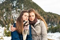 Der Bergdoktor – Gemeinsam versuchen Mara (Ava Montgomery, l.) und ihre Mutter Erianna Kolas (Anja Antonowicz, r.) eine Lösung in ihrer schwierigen Situation zu finden. Eine Ausreise kommt für die zwei nicht in Frage.