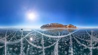 World's most Extreme – Der Baikalsee ist von November bis Mai zugefroren. Sein zwei Meter dickes Eis ist glasklar und von Methangas-Blasen durchsetzt.