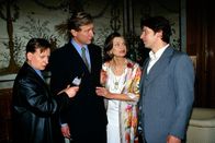 Kommissar Rex – Kommissar Moser (Tobias Moretti, r.) und Christian Böck (Heinz Weixelbraun, l.) befragen Dr. Robert König (Florentin Groll, 2.v.l.) und Isabellas Großmutter (Brigitte Antonius, 2.v.r.).